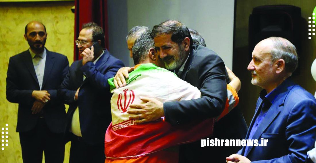 قدردانی شهردار اردبیل از پاکبانی که پرچم به دوش، به شهروندان خدمت می‌کند
