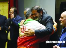 قدردانی شهردار اردبیل از پاکبانی که پرچم به دوش، به شهروندان خدمت می‌کند